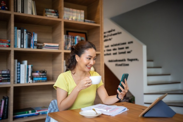 Photo une jeune femme effectuant un appel vidéo via un ordinateur dans le bureau à domicileconférence vidéo d'affaires