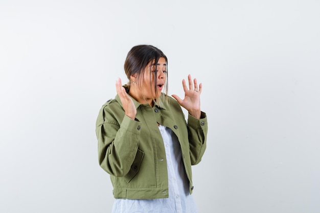 Jeune femme effrayante sur fond blanc