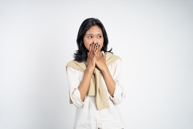 Jeune femme effrayée avec la main sur son visage