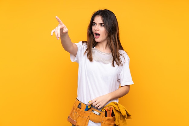 Jeune femme électricienne