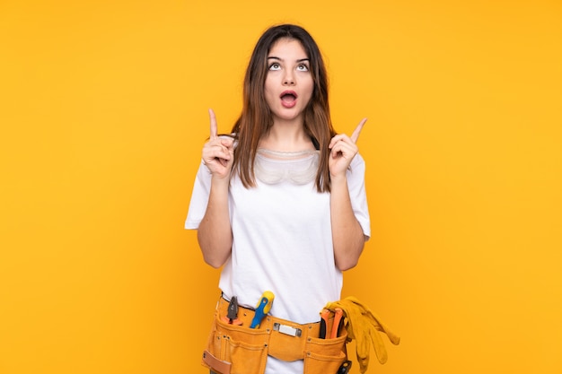 Jeune femme électricienne