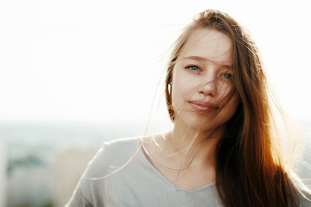 Jeune femme élégante au soleil