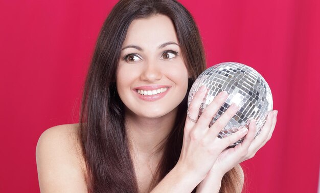 Jeune femme élégante avec une boule à facettes