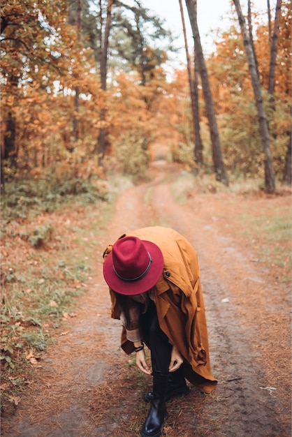 Jeune femme élégante dans une forêt d'automne sèche