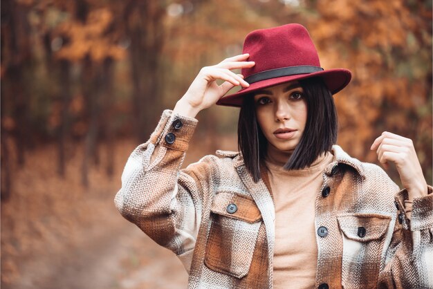 Jeune femme élégante dans une forêt d'automne sèche