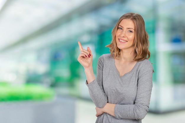 Jeune femme élégante, pointant du doigt