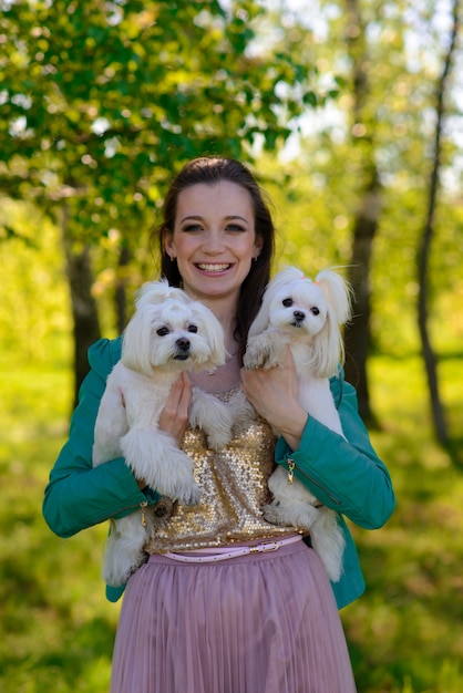 Jeune femme, à, elle, chiens, dans parc