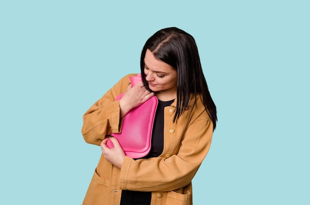 Photo une jeune femme embrassant le confort avec un sac d'eau chaude apportant un moment confortable et apaisant à sa journée