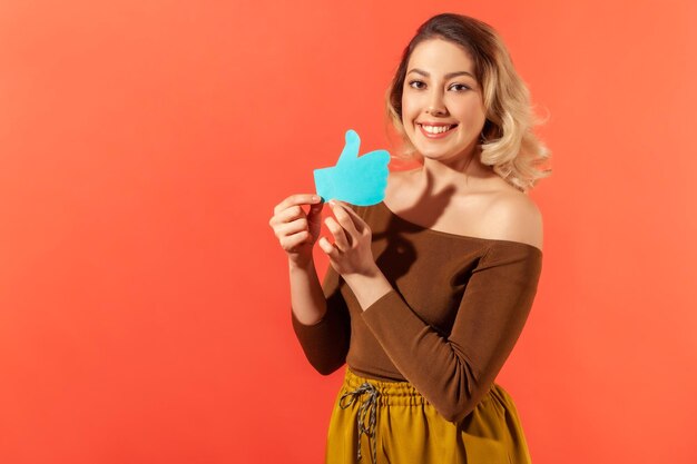 Jeune femme émotionnelle sur fond orange