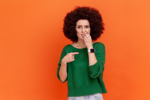 Jeune femme émotionnelle sur fond orange