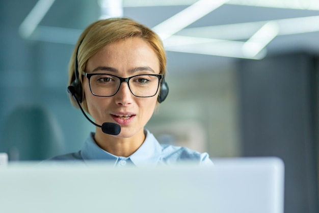 Jeune femme employée de bureau en gros plan femme d'affaires avec casque téléphonique pour appel vidéo parlant à