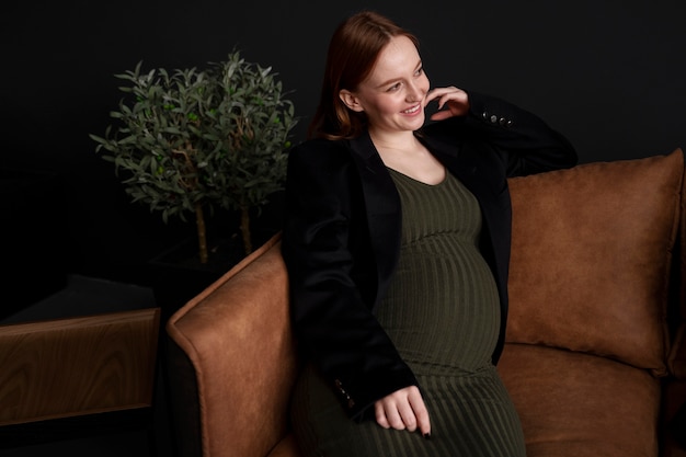 Photo jeune femme enceinte au travail