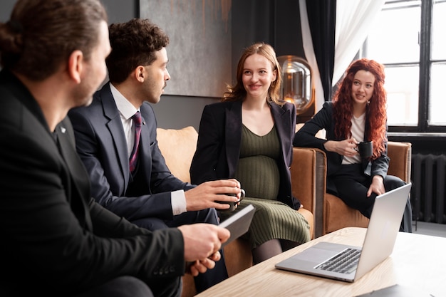 Photo jeune femme enceinte au travail