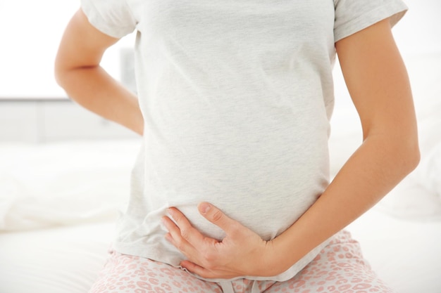 Jeune femme enceinte ayant des maux de dos à la maison