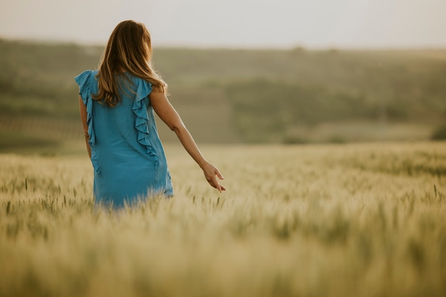 Jeune femme enceinte dans le domaine