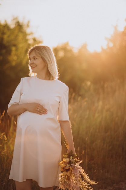 Jeune femme enceinte dans le parc