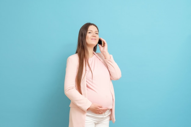 Jeune femme enceinte dans un t-shirt rose