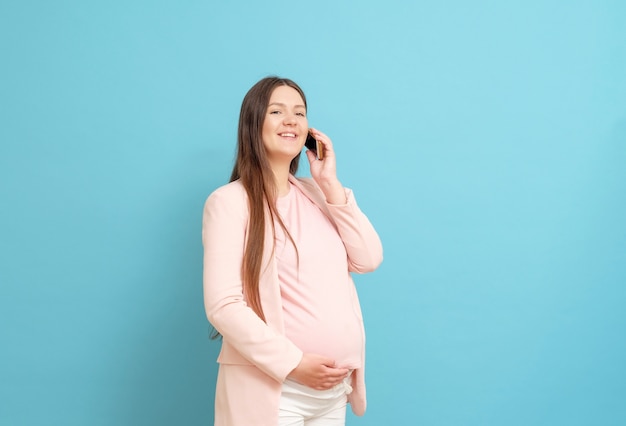 Jeune femme enceinte dans un t-shirt rose