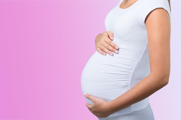 La jeune femme enceinte garde l'estomac