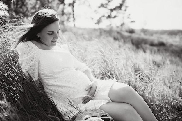 Photo jeune femme enceinte heureuse se détendre et profiter de la vie dans la nature