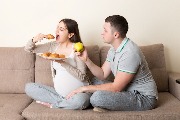 Jeune, femme enceinte, manger, gâteau