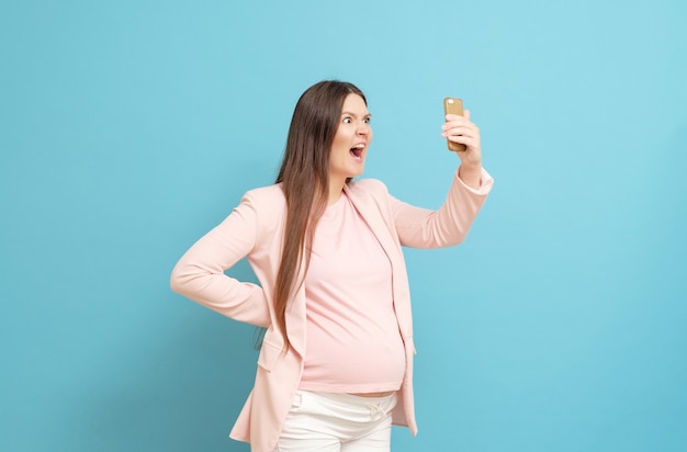 Jeune femme enceinte, parler téléphone