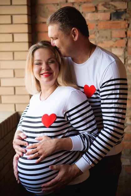 Jeune femme enceinte avec sa famille, studio shoot