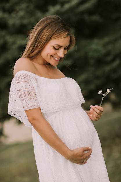 Jeune femme enceinte se détendre à l&#39;extérieur dans la nature