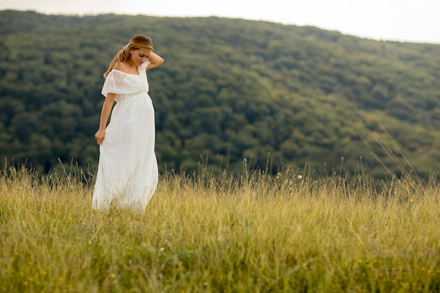 Jeune femme enceinte se détendre à l&#39;extérieur dans la nature