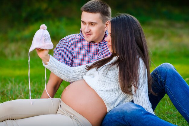 Jeune femme enceinte et son mari se détendent dans le parc