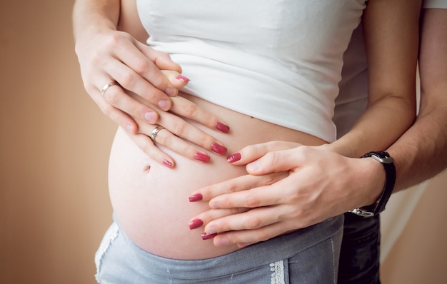 Jeune femme enceinte et son mari.