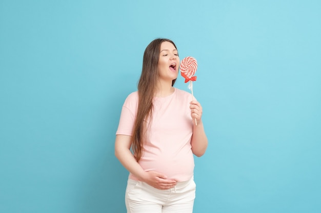 Jeune femme enceinte avec sucette