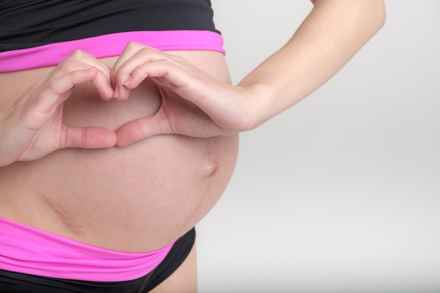 Jeune femme enceinte en tenue de sport