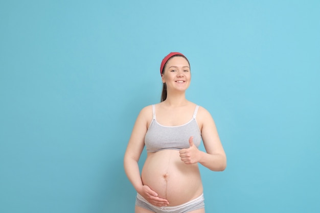 Jeune femme enceinte en vêtements décontractés