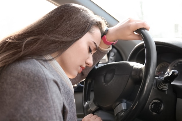 Jeune femme endormie dans la voiture pendant les embouteillages