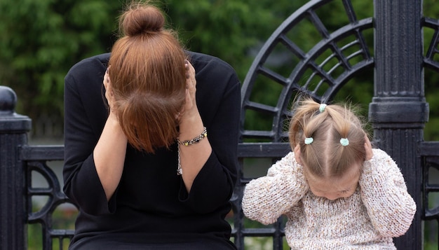 La jeune femme et l'enfant ne veulent rien entendre ensemble