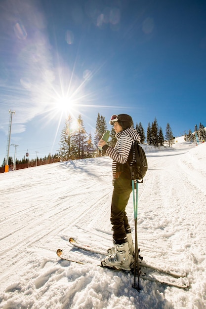 Jeune femme enjoing Winter Day of Ski Fun in the Snow