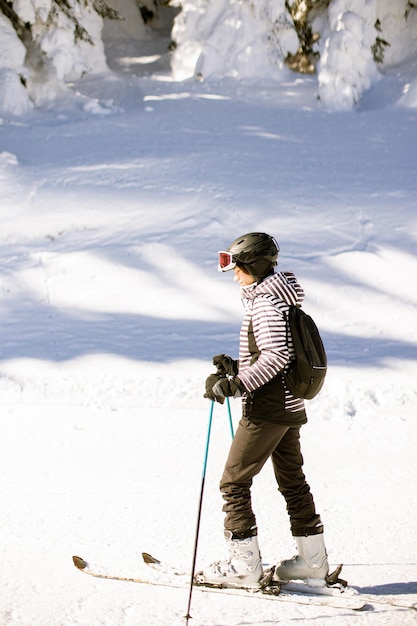 Jeune femme enjoing Winter Day of Ski Fun in the Snow