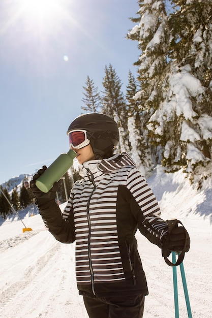 Jeune femme enjoing Winter Day of Ski Fun in the Snow