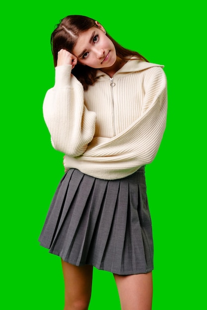 Photo une jeune femme ennuyée et désintéressée sur un fond vert.