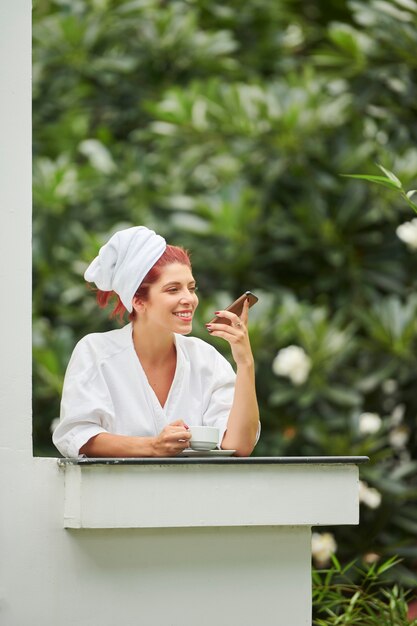 Jeune femme enregistrant un message vocal