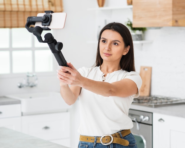 Jeune femme enregistre avec son téléphone