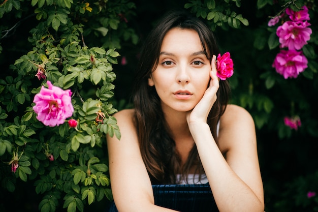 Jeune, femme, entouré, fleurs, usines