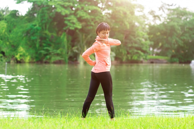 Jeune femme d&#39;entraînement avant la séance d&#39;entraînement de remise en forme au parc.