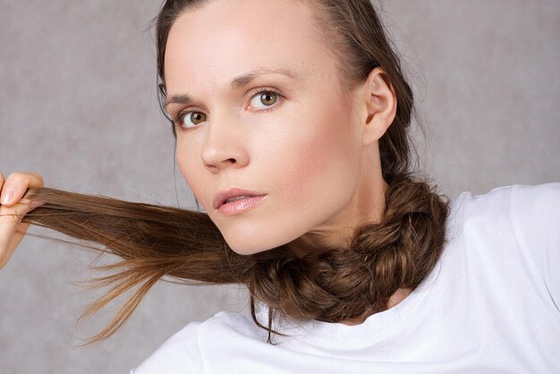 Photo une jeune femme entre 30 et 40 ans avec des cheveux longs.