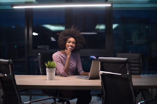 Jeune femme entrepreneur afro-américaine indépendante travaillant à l'aide d'un ordinateur portable dans un espace de coworking