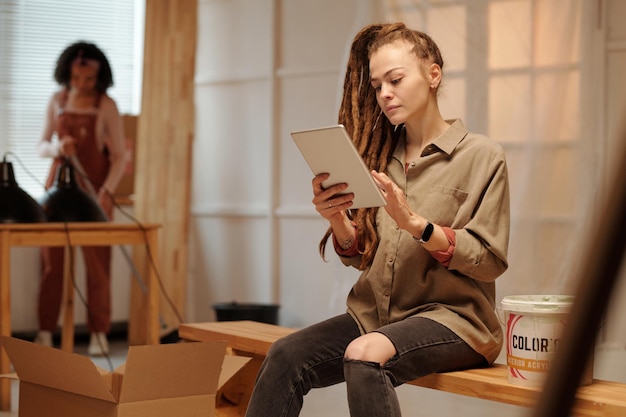 Photo jeune femme entrepreneur utilisant une tablette