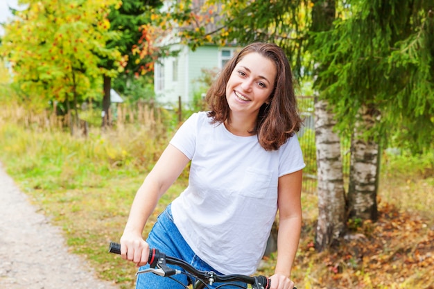 Jeune, Femme, équitation, Bicyclette, été, Ville, Parc, Dehors