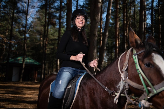 jeune femme, équitation, a, cheval