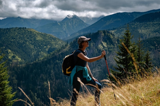 Une jeune femme escalade une montagne